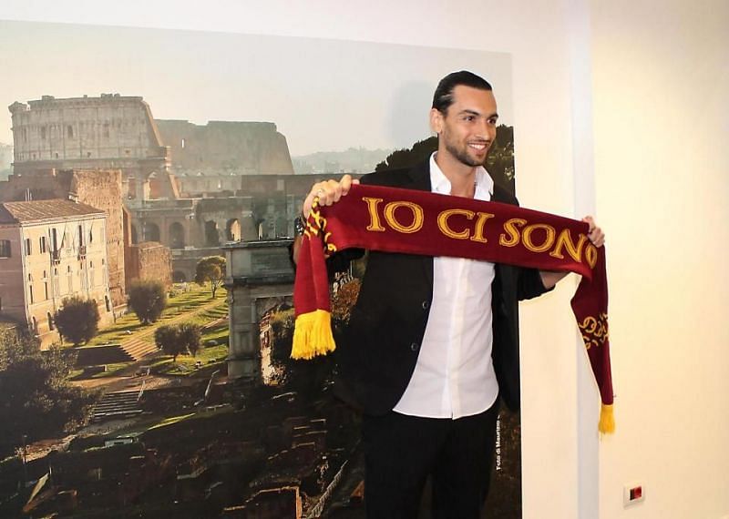 Pastore holding the Roma scarf aloft